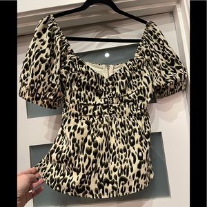 PRICE DROP ⬇️⬇️Adorable top with so many beautiful feature